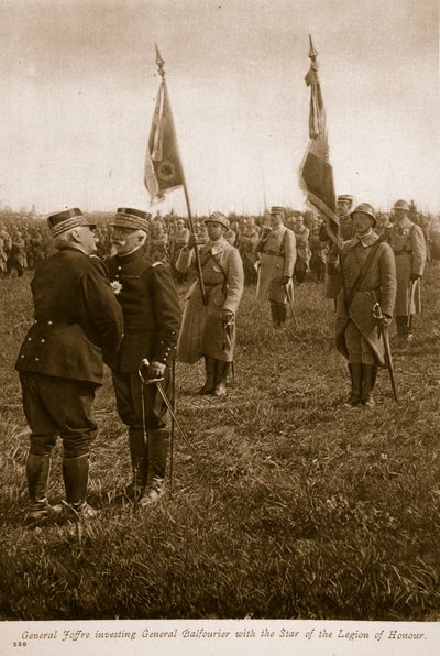El General Joffre invistiendo al General Balfourier con la Estrella de la Legión de Honor, 1914-19 de English Photographer